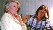 Elisabeth (Hannelore Minkus li.) teilt Jutta (Claudia Loerding) mit, dass sie leben will und beginnt eine Chemotherapie.
