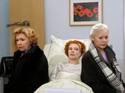 Nach einem Sturz wird Ursula Russ (Elisabeth Volkmann, Mitte) mit einem Oberschenkelhalsbruch in die Sachsenklinik eingeliefert. Doch sie verweigert standhaft die nötige OP, weil ihr Horoskop einen ungünstigen Ausgang prophezeit. Gertrud (Witta Pohl, links) und Renate (Solveig Müller) versuchen sie umzustimmen.