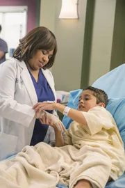 Der kleine Jack (Nicolas Bechtel, r.) ruft in Miranda (Chandra Wilson, l.) Muttergefühle hervor. Die Ärztin wäre selbst gerne mehr für ihren eigenen Sohn da ...
