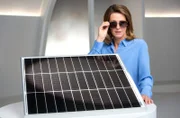 Unter Laborbedingungen wurde der Wirkungsgrad von Solarzellen auf 30 Prozent erhöht. Sogenannte Perowskite könnten den Solarmodulmarkt revolutionieren, da sie weniger Energie für die Herstellung benötigen und kostengünstiger in der Massenproduktion sind. Wie das genau funktioniert und weshalb eine Kombination aus unterschiedlichen Materialen bisher am erfolgreichsten abschneidet, zeigt Anja Reschke in „Wissen vor acht – Zukunft“.