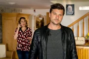 Florian (Matthi Faust) zeigt seiner Exfrau Karin (Judith Toth) die kalte Schulter.