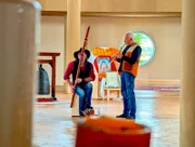 Daniel Yononindo (l.) während eines Konzertes in der Stupa in Grafenwörth