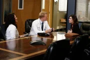 Während Meredith, Miranda und Maggie eine Patientin mit einem sehr komplizierten Tumor behandeln, glaubt Callie (Sara Ramirez, l.), dass Technik-Vertreterin Jenna (Amy Motta, r.) ein Auge auf Owen (Kevin McKidd, M.) geworfen hat. Doch wird sie damit recht behalten?
