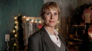 In der Wohnung des Opfers: Kommissarin Isabelle Grandjean (Anna Pieri Zuercher)