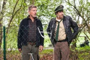Thomas Grube (Nick Wilder, links) zeigt Staller (Helmfried von Lüttichau) das Loch im Zaun.