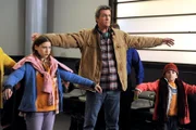 Der gewonnene Flug nach New York wird für Mike (Neil Flynn, M.), Sue (Eden Sher, l.) und Brick (Atticus Shaffer, r.) zum richtigen Event ...