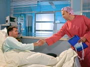 Martin Stein (Bernhard Bettermann, re.) diagnostiziert als Ursache von Dr. Roland Heilmanns (Thomas Rühmann, li.) Fieber eine emphatische Reaktion. Er und Roland Heilmann versöhnen sich.