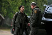 (L-R): Morena Baccarin als Mickey Fox und Michael St. John Smith als Sheriff Fred Watkins.