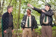 Für Thomas Grube (Nick Wilder, l.) steht zweifellos fest: die anonymen „Anti-Golfer“ stecken hinter dem Mord an der Bauunternehmerin Katja Sperlinger. Und als Hubert (Christian Tramitz, M.) und Staller (Helmfried von Lüttichau, r.) eine Steinschleuder als Tatwaffe identifizieren, verstärkt sich dieser Verdacht.