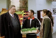 MDR Fernsehen DER DICKE FOLGE 8, "Zu viele Klienten", am Samstag (01.03.14) um 09:50 Uhr. Yasmins Bruder Davut (Fatih Alas, M.) hat geklaut. Yasmin (Burcu Dal, r.) bittet Gregor Ehrenberg (Dieter Pfaff, l.), ihrem Bruder zu helfen.