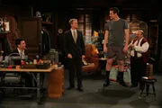 Marshall (Jason Segel, 2.v.r.) lässt sich überreden und geht gemeinsam mit seinen Freunden Barney (Neil Patrick Harris, 2.v.l.) und Ted (Josh Radnor, l.) zum Schneider (Sergey Brusilovsky, r.), um sich einen Maßanzug für die bevorstehende Hochzeit anfertigen zu lassen ...