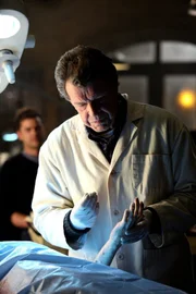 Olivia will Peter (Joshua Jackson, l.) unbedingt verraten, dass er aus einem anderen Universum stammt, doch Walter (John Noble, r.) ist davon gar nicht begeistert ...