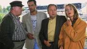 Stefan Kehler (Wolfgang Bathke, 2.v.re.), Mike Eschenbach (Matthias Bullach, 2.v.li.) und Staatsanwältin Charlotte Glaser (Britta Schmeling) befragen Pförtner Heimann (Arnim Mühlstädt) im Stadion.