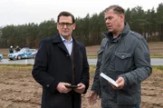 SENDER: ARD - SENDETITEL: Morden im Norden Folge 78 - UNTERTITEL:  Über den Tod hinaus - CAPTION:  ARD MORDEN IM NORDEN, Folge 78, "Über den Tod hinaus", am Montag (22.10.18) um 18:50 Uhr im Ersten..Lars (Ingo Naujoks, l.) und Finn (Sven Martinek, r.) überlegen: War das überhaupt ein Unfall?.© ARD/Andreas Tams, honorarfrei - Verwendung gemäß der AGB im engen inhaltlichen, redaktionellen Zusammenhang mit genannter ARD-Sendung bei Nennung "Bild: ARD/Andreas Tams" (S2+). ARD-Programmdirektion/Bildredaktion, Tel: 089/5900-23534, Fax: 089/550-1259, bildredaktion@DasErste.de