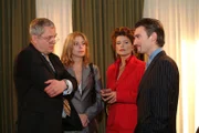 Mit gemischten Gefühlen nehmen Friedrich (Wilhelm Manske, l.) und Laura (Olivia Pascal, 2.v.l.) zur Kenntnis, dass Richard (Karim Köster, r.) die Leitung der Firma übernommen hat. Sophie (Gabrielle Scharnitzky, 2.v.r.) dagegen sieht sich am Ziel ihrer Wünsche ...