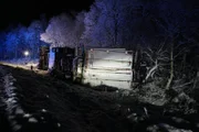 Der Lastwagen lag schließlich auf der Seite, nachdem er bei einem Unfall auf vereisten Straßen ins Rutschen geraten war. (National Geographic)