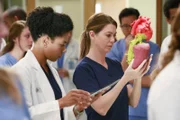 Von links nach rechts: Dr. Maggie Pierce (Kelly McCreary) und Dr. Meredith Grey (Ellen Pompeo).