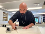 Filippo Sorcinelli beim Schneiden des Stoffs.