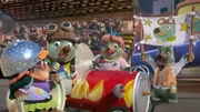 Moleys Eltern drücken ihrem Sohn und seiner Copilotin Dotty ganz feste die Daumen für den Sieg beim großen Maulmobilrennen.