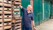 Gerd Lefers erinnert sich, wie er früher die vollen Kisten mit Kirschen auf die Lastwagen hievte. Der Fahrer brachte das Obst dann zum Großmarkt nach Hamburg.