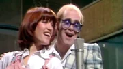 Spannung pur beim großen Hit-Countdown der 70er Jahre. Wer ist die Nummer 1? Mit dabei sind Bonnie Tyler, Juliane Werding, Harpo, Barry White und viele andere. - Kiki Dee und Elton John.
