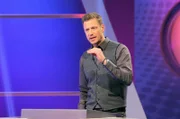 Moderator Florian Weber stellt in seinem Wissensquiz die Alltagstauglichkeit seiner prominenten Kandidaten auf die Probe.