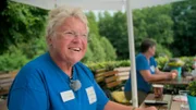 Das Freibad in Much wird nur von Freiwilligen am Leben gehalten. Rentnerin Monika Franzke kümmert sich um die Dienstpläne.