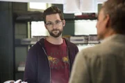 Ein Spendenlauf wird für Sebastian (Rob Kerkovich, l.) und Pride (Scott Bakula, r.) zum Arbeitsplatz.