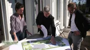 Gartendesigner Jochen Gempp hat sich viel vorgenommen: Seine Hamburger Kunden haben hohe Erwartungen an den international renommierten Gartendesigner. Schon die Planvorstellung soll die anspruchsvollen Bauherren überzeugen. Doch in einem Punkt gehen die Vorstellungen auseinander. In Springe bei Hannover steigt das große Finale. Garten-Guru Maximilian Holzhausen übergibt seinen Kunden eine echte Wellness-Oase mit Pool, Außensauna und Luxus-Pergola. Der mutige Meistergärtner hat sich einige schräge Details einfallen lassen, um seine Kunden zufriedenzustellen. Doch ob er damit wirklich den Geschmack der Bauherren trifft, zeigt sich erst bei der feierlichen Übergabe des Luxusgartens.