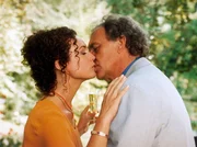 Überglücklich zieht Katharina Klante (Barbara Wussow) bei Martin Vogt (Christian Kohlund) ein, den Adoptivvater ihrer Tochter Laura.