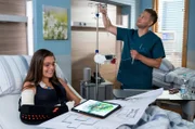 Mikko Rantala (Luan Gummich, r.) bewundert Merle Holm (Lara Aylin Winkler, l.), die trotz Klinikaufenthalt weiter an ihrem Architekturprojekt arbeitet.