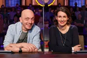 Rateteam-Kapitän Bernhard Hoëcker (l.) und die Schauspielerin Annett Renneberg (r.) bilden ein Rateteam.