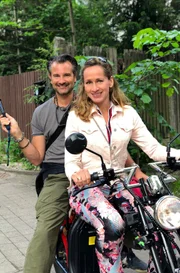 Tamina (r) und Uwe erkunden mit dem E-Scooter Riga.