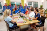 Musik nach dem Essen: Der Chor „Die Blaumänner“ singt für die Landfrauen ein Ständchen nach dem Dinner.