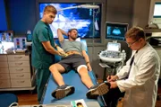 Elias Bähr (Stefan Ruppe, r.) und Mikko Rantala (Luan Gummich, l.) sind sich einig. Jasper Scholz (Nils Malten, M.)  muss zur Beobachtung im Johannes-Thal-Klinikum bleiben.