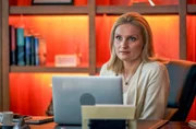 Borchert und Kanzleichefin Dominique befragen Bernadette Schanz (Melissa Anna Schmidt).