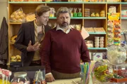 Huck (Patrick von Blume, l.) braucht mal wieder einen Fahrer - aber noch sträubt sich Cem (Aykut Kayacik, r.).