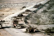 Ein Blick auf irakische Schützenpanzer, Panzer und Lastwagen.