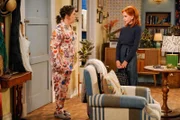 Kat (Mayim Bialik, l.); Sheila (Swoosie Kurtz, r.)