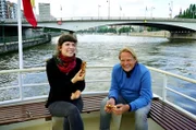 Björn Freitag (r) und Jenny Rode auf der Fähre mit belgischen Waffeln.