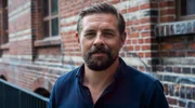 Am 1. Dezember 2023 hätte VIVA seinen 30. Geburtstag gefeiert. Doch 2018 war Schluss für den Musiksender, der seit 1993 wie kein anderer das Lebensgefühl einer ganzen Generation prägte und zum Sprungbrett für zahlreiche Stars wurde. ARD Kultur erzählt in drei Teilen - Aufstieg, Triumph und Fall - die Schlüsselmomente der Sendergeschichte. - In der Dokumentation äussert sich u.a. Klaas Heufer-Umlauf.