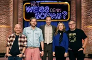 Moderator Kai Pflaume (M.) und seine Rateteam-Kapitäne Bernhard Hoëcker (l.) und Elton (r.) begrüßen in dieser Sendung den Schauspieler Sebastian Ströbel (2.v.l.) und die Schauspielerin Stefanie Stappenbeck (2.v.r.).