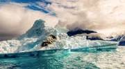 Bedrohte Schönheit: Die Gletscher und Eisberge in der Arktis stabilisieren das Erdsystem, doch sie schmelzen rasant. Dadurch gerät nun auch unser Wetter in Mitteleuropa häufiger aus dem Gleichgewicht