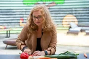 Gastgeberin Petra Spinne-Balster bereitet ihr "Land und lecker"-Menü draußen auf Feuer zu: Pulled-Chicken auf Nudelnestern zum Hauptgang und Pancakes mit Eiercreme und Bauernhof-Eis als Nachtisch.
