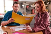 Andreas (Ralph Gassmann) erfährt durch Lissy (Elinor Eidt), dass Carlotta seine Unterschrift gefälscht hat, um ihre schlechten Noten zu vertuschen.