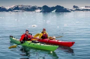 Hoffnung im Meer: Gemeinsam mit der Biologin Nadescha Zwerscke nähert sich Sven im Kajak den Eisbergen. Zwerscke untersucht „Algenwälder“, die in der Tiefe des Eiswassers wachsen. Mit der Erwärmung der Arktis dehnen die Algenwälder sich aus – und speichern gewaltige Mengen des Treibhausgases Kohlendioxid.