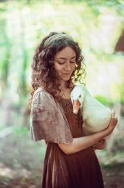 Eine Ausgestoßene: Prinzessin Polly (Mina Christ) lacht so gerne – was ihr Vater, der König in seiner Trauer über das Verschwinden ihres Bruders, nicht ertrug. Zum Glück hat das Mädchen einen Unterschlupf gefunden.