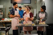 (v.l.n.r.) Oscar (Christopher Rivas); Kat (Mayim Bialik); Randi (Kyla Pratt)