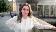 Musik ist heute so vielfältig wie nie zuvor. Trotzdem sind Frauen in der Branche noch immer weniger sichtbar als ihre Kollegen. „She´s music“ zeigt vier Songwriterinnen aus Berlin und erzählt ihre ganz persönlichen Sound-Geschichten - zwischen Authentizität, Inszenierung und ein wenig Star-Glamour, zwischen Idealismus und Kommerz, zwischen Gestern und Morgen. - Albertine Sarges.