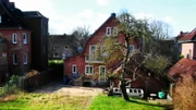 Einen echten Traumgarten mitten in Kiel - den wünschen sich Meltem und Lars Blöhdorn. Der Sprachwissenschaftler und die Account-Managerin haben nach der Renovierung ihres Stadthauses einiges vor: Der renommierte Landschaftsarchitekt Johannes Kahl soll den Wunsch vom Traumgarten mit Pool, Pergola und Gartenhaus Wirklichkeit werden lassen. Und auch in Boostedt bei Neumünster möchte Landschaftsarchitekt Soeren von Hoerschelmann den Gartentraum der Familie Schürmann in die Tat umsetzen. Ein Garten für die ganze Familie soll es werden, mit Obsthain, Außenküche und Lounge-Ecke. Doch ob auch ein Zierteich die neue Wohlfühloase schmücken soll, daran scheiden sich die Geister.